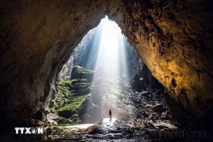Khoảnh khắc tia nắng chiếu vào Vọng Khủng Long khi tham gia Tour khám phá du lịch mạo hiểm hang Sơn Đoòng. (Ảnh: TTXVN phát)
