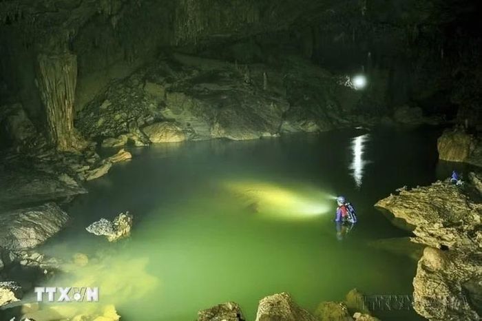 Du khách trải nghiệm hành trình men theo triền sông ngầm hoặc bơi để đi sâu vào bên trong, để chinh phục” Xuyên Sơn Hồ” tại Vườn Quốc gia Phong Nha-Kẻ Bàng. (Ảnh: Minh Đức/TTXVN)