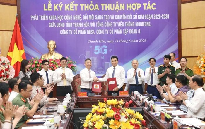 Các đồng chí: Nguyễn Hoài Anh, Ủy viên Trung ương Đảng, Phó Bí thư Tỉnh ủy, Chủ tịch UBND tỉnh; Nguyễn Bá Đức, Tổng Giám đốc Công ty Cổ phần Tập đoàn G thực hiện nghi thức ký kết.