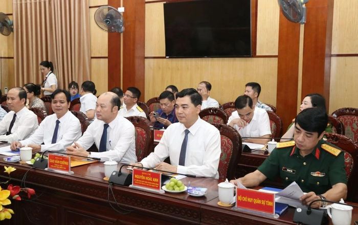 Chủ tịch UBND tỉnh Nguyễn Hoài Anh cùng các đại biểu dự lễ ký kết.