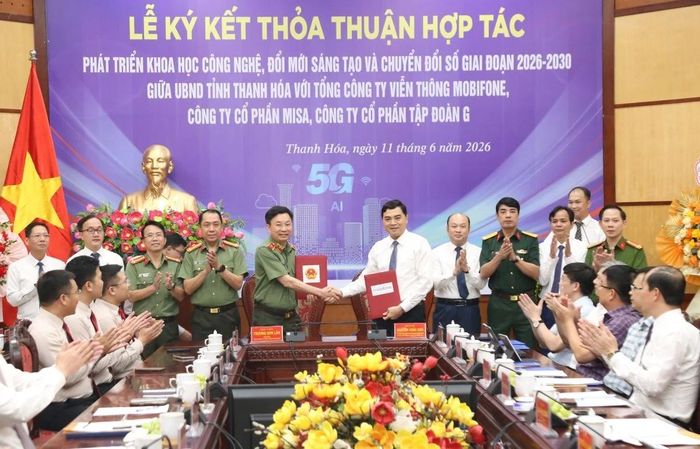 Các đồng chí: Nguyễn Hoài Anh, Ủy viên Trung ương Đảng, Phó Bí thư Tỉnh ủy, Chủ tịch UBND tỉnh; Thiếu tướng Trương Sơn Lâm, Chủ tịch Tổng Công ty Viễn thông Mobifone thực hiện nghi thức ký kết thỏa thuận hợp tác.