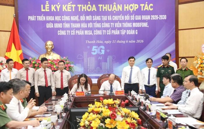 Các đồng chí: Phó Chủ tịch UBND tỉnh Cao Văn Cường; Đinh Thị Thúy, Phó Chủ tịch Hội đồng quản trị Công ty Cổ phần MISA thực hiện nghi thức ký kết.