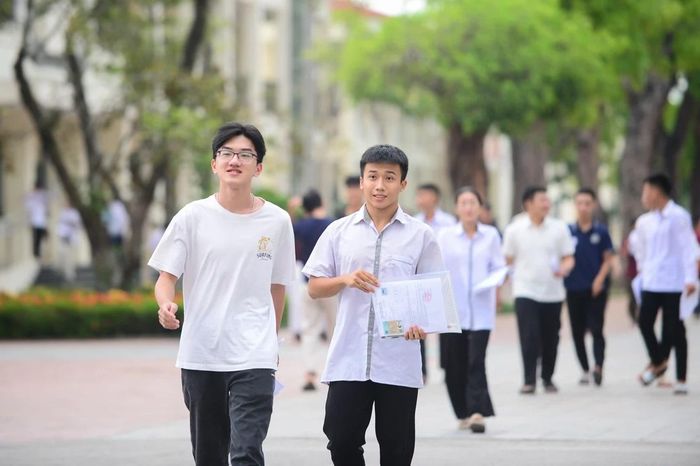Nhìn chung, ngày thi đầu tiên của Kỳ thi tốt nghiệp THPT Quốc gia năm 2026 tại Thanh Hóa diễn ra an toàn, nghiêm túc và đúng quy chế.