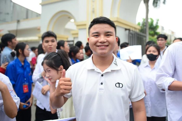 Cùng chung nhận định, thí sinh Nguyễn Ngọc Kiên cho rằng đề thi có sự phân hóa hợp lý. “Nếu học chắc kiến thức cơ bản thì hoàn toàn có thể đạt mức điểm khá. Sau khi hoàn thành ngày thi đầu thi đầu tiên, em cảm thấy rất tuyệt vời vì luôn có sự đồng hành của thầy cô, gia đình và bạn bè”.