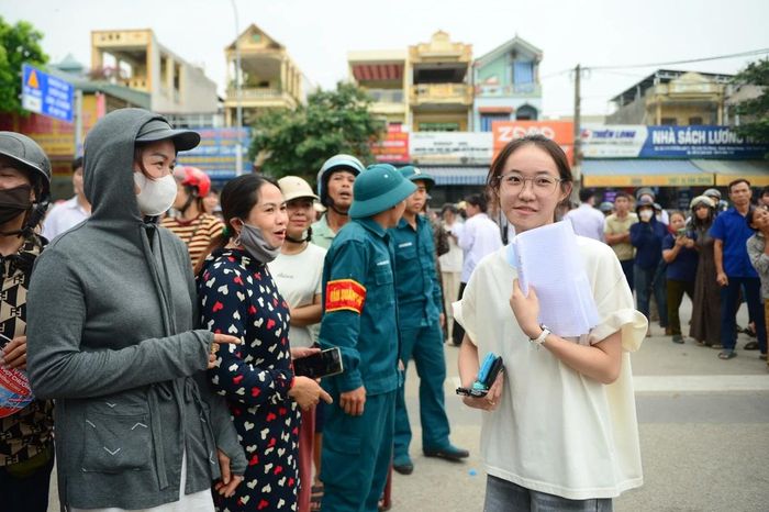 Bên ngoài các điểm thi, nhiều phụ huynh cho biết cảm thấy nhẹ nhõm khi thấy con giữ được tâm lý ổn định.