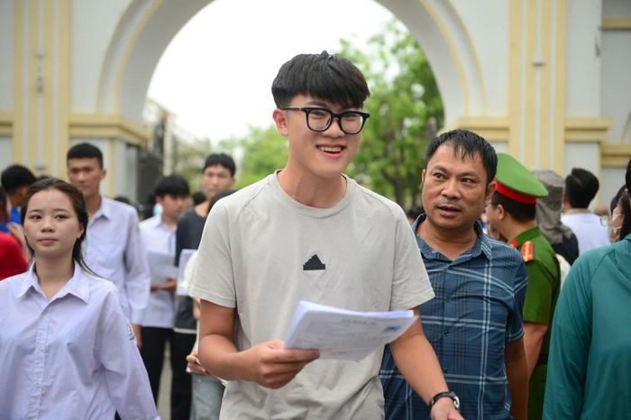 Áp lực của hai môn thi quan trọng nhất trong ngày đầu tiên - Ngữ văn và Toán - dường như đã được trút bỏ hoàn toàn, mở ra tâm lý thoải mái cho những bài thi tiếp theo cho các thí sinh.