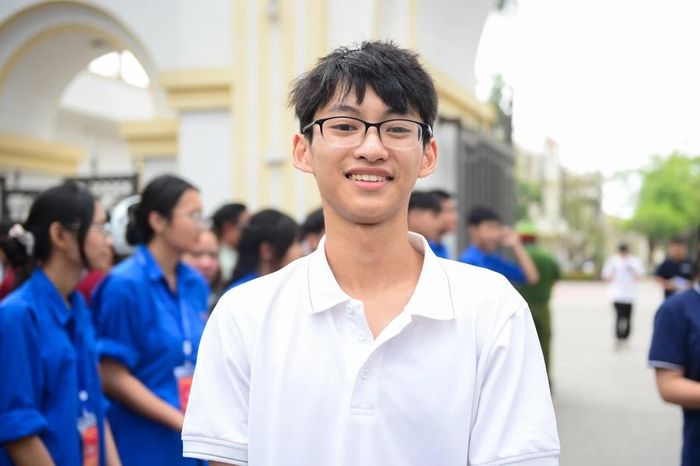Thí sinh Trần Lê Anh, tại điểm thi trường THPT Quảng Xương I, cho biết: “Đề thi năm nay khá phù hợp với năng lực của học sinh và có tính phân hóa. Phần lớn các câu hỏi ở mức độ nhận biết, giúp em hoàn thành bài thi tương đối tốt. Tuy nhiên, những câu cuối theo dạng xác suất và tích phân có độ khó cao hơn nên em chưa thực sự chắc chắn”.