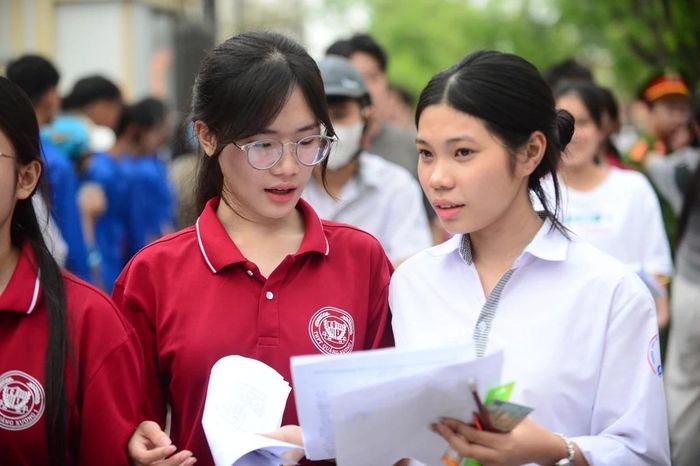 Theo lịch thi, sáng 12/6, các thí sinh sẽ bước vào buổi thi cuối cùng với hai môn thi tự chọn. Mỗi môn có thời gian làm bài 50 phút. Với tâm thế khá thoải mái sau ngày thi đầu tiên, các thí sinh đang hướng tới mục tiêu hoàn thành tốt những bài thi còn lại, khép lại kỳ thi quan trọng nhất của tuổi học trò bằng kết quả như mong đợi.