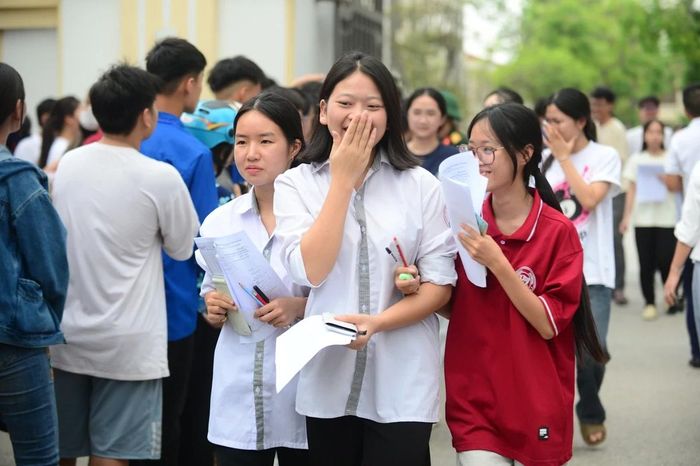 Nhóm nữ sinh cùng nhau thảo luận, không giấu nổi nụ cười hạnh phúc khi vượt qua bài thi môn Toán.