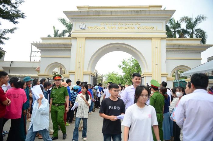 Tại các điểm thi trên địa bàn tỉnh, không khí sau giờ thi diễn ra khá nhẹ nhàng. Những gương mặt căng thẳng trước đó đã được thay bằng nụ cười và sự tự tin. Nhiều thí sinh cho biết đề thi Toán không quá bất ngờ, nội dung chủ yếu nằm trong phạm vi kiến thức đã được ôn tập.