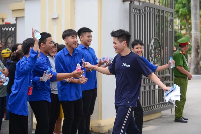 Rời phòng thi môn Toán, nam thí sinh bước ra khỏi cổng trường với gương mặt nhẹ nhõm, phấn khởi. Em nhận được sự chào đón nồng nhiệt từ đội ngũ tình nguyện viên áo xanh động viên tinh thần. Sự tươi vui hiện rõ trên từng khuôn mặt cho thấy ngày thi đầu tiên đã khép lại vô cùng trọn vẹn và suôn sẻ.