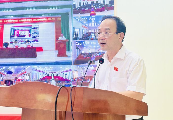Đại biểu Nguyễn Lợi Đức thông báo kết quả giải quyết ý kiến, kiến nghị của cử tri gửi đến kỳ họp trước.