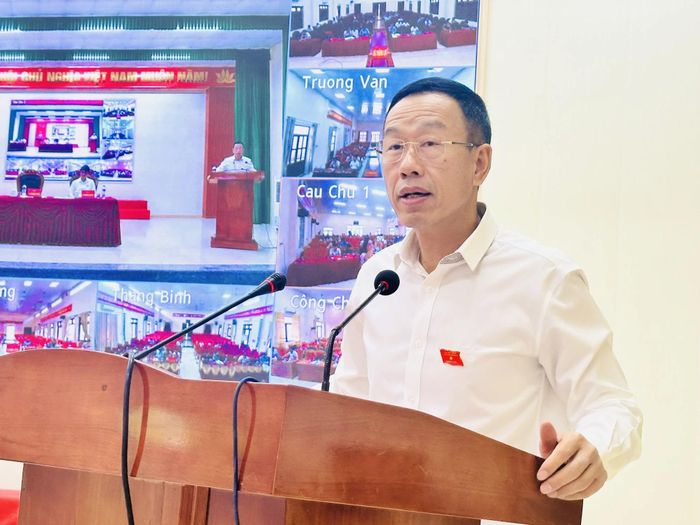 Đại biểu Lê Quang Hùng, Ủy viên Ban Thường vụ Tỉnh ủy, Phó Chủ tịch UBND tỉnh giải trình một số kiến nghị của cử tri thuộc thẩm quyền.