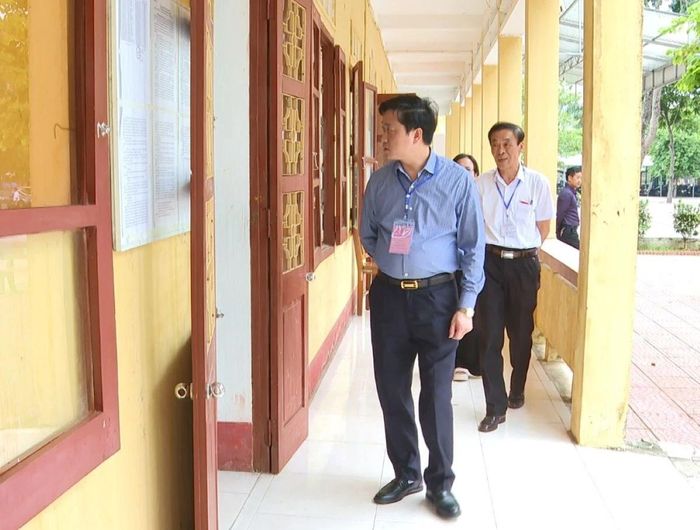 Đoàn công tác kiểm tra thi tại điểm thi Trường THPT Lam Kinh.