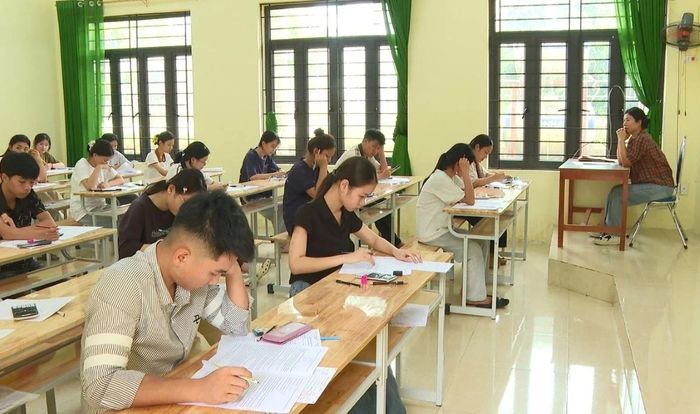 Thí sinh dự thi tại điểm thi Trường THPT Cầm Bá Thước.