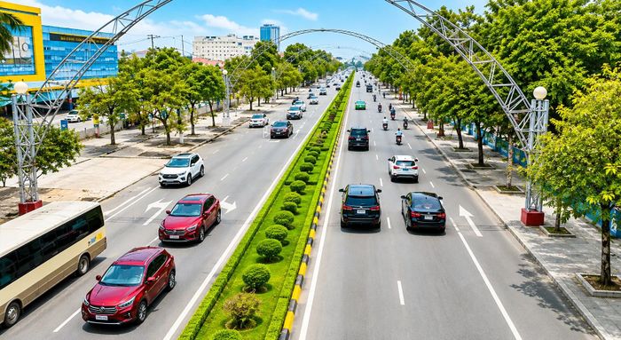 Dải phân cách xanh trên Đại lộ Lê Lợi góp phần tạo điểm nhấn cảnh quan và diện mạo hiện đại cho đô thị Thanh Hóa.