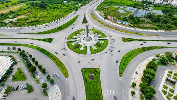 Những dải phân cách xanh tạo điểm nhấn cảnh quan trên các trục giao thông của đô thị Thanh Hóa.