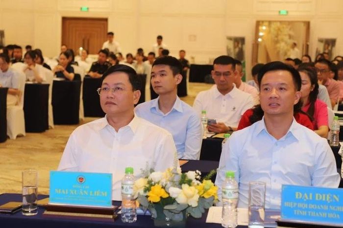 Phó Chủ tịch Thường trực UBND tỉnh Mai Xuân Liêm và đại biểu dự hội nghị.