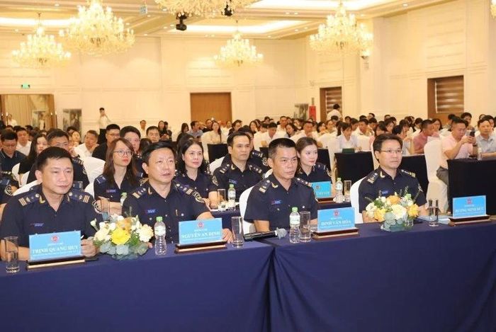 Lãnh đạo Chi cục Hải quan khu vực X tham gia hội nghị.