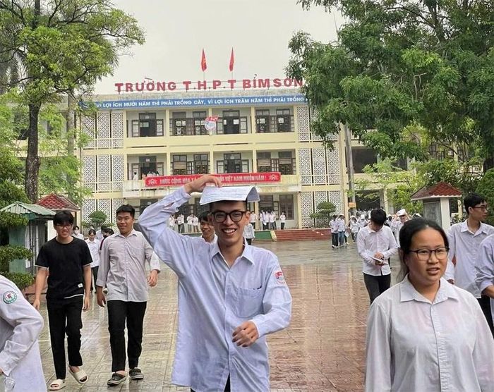 Thí sinh tại điểm thi Trường THPT Bỉm Sơn, phường Bỉm Sơn vui mừng hoàn thành ngày thi đầu tiên.