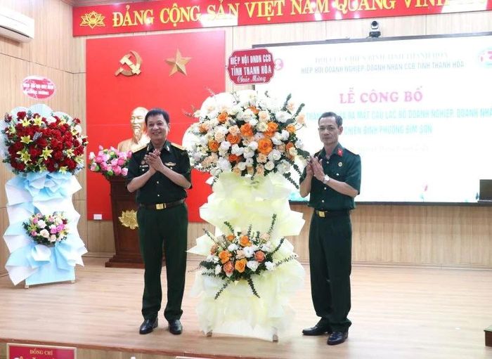 Chủ tịch Hiệp hội Doanh nghiệp, doanh nhân CCB tỉnh Thanh Hóa Trịnh Xuân Lâm tặng hoa chúc mừng CLB.