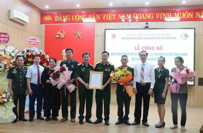 Lãnh đạo Hội CCB tỉnh, Hiệp hội Doanh nghiệp, doanh nhân CCB tỉnh trao quyết định và tặng hoa chúc mừng Ban chủ nhiệm CLB.