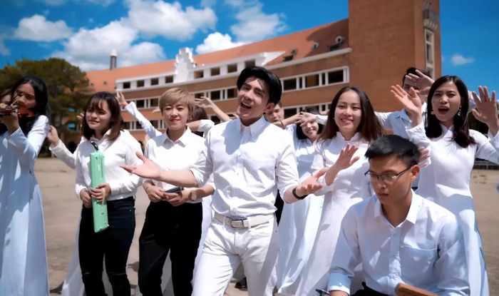 Hình ảnh trong MV “Nắng sân trường” do ca sĩ Đan Trường thể hiện.