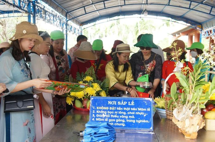 Song song với "Giỏ lễ xanh" là chương trình thử thách “Dấu tay xanh” dành cho du khách đến thăm đảo.
