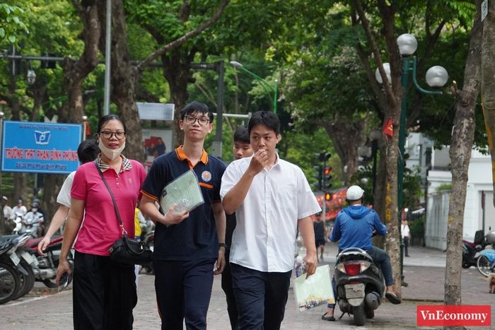 Nhằm tạo điều kiện thuận lợi cho phụ huynh có con em tham gia kỳ thi tốt nghiệp THPT 2026, Ban Chỉ đạo các kỳ thi tại các phường của Hà Nội đã bố trí nhiều điểm chờ tại các trường học trên địa bàn.
