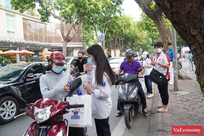 Tại Hà Nội, sau những ngày mưa liên tiếp, sáng sớm ngày 11/6, thời tiết dễ chịu, nhiệt độ khoảng 27 - 28 độ C.