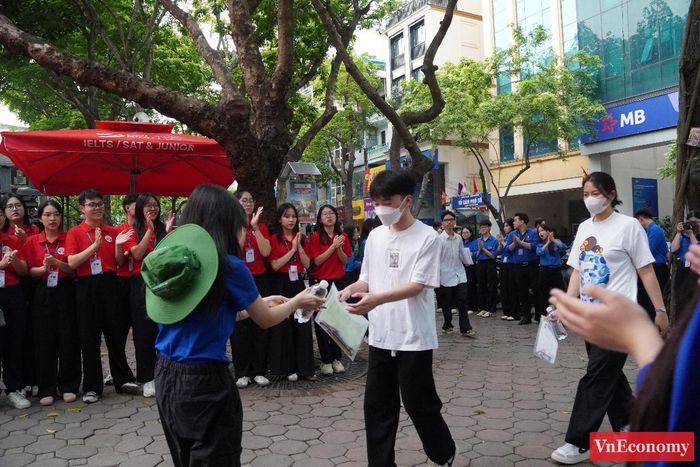 Lực lượng thanh niên tình nguyện cũng đã có mặt đông đủ từ sớm, nhiệt tình hỗ trợ các thí sinh và phụ huynh theo quy định của từng điểm thi.