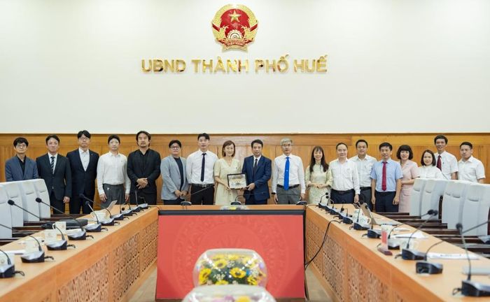Phó Chủ tịch UBND thành phố Huế Trần Hữu Thùy Giang tặng quà lưu niệm cho Bà Heather JY Greene, Giáo sư Trường Đại học Y khoa Koshin