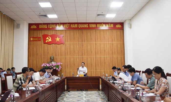 Phó Chủ tịch UBND tỉnh Nghệ An Nguyễn Văn Đệ phát biểu chỉ đạo tại cuộc họp nhằm đẩy nhanh tiến độ triển khai dự án Hạ tầng ưu tiên và phát triển đô thị thích ứng với biến đổi khí hậu thành phố Vinh