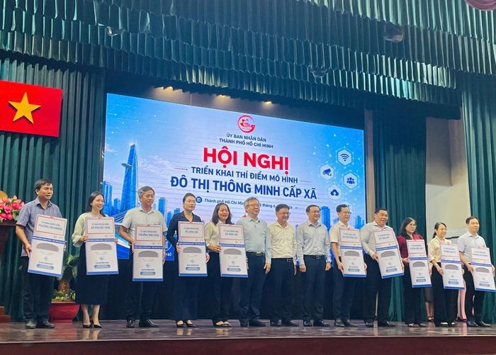 Trao tặng 10 kiosk thông minh phục vụ hành chính công cho 10 địa phương đủ điều kiện kỹ thuật nhằm sớm đưa công nghệ số đến gần hơn với đời sống thường nhật.