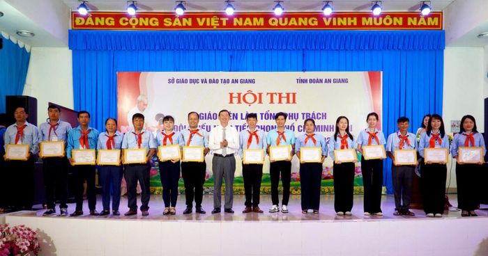 Trao chứng nhận giáo viên Tổng phụ trách Đội giỏi năm học 2025 - 2026. Ảnh: ĐỨC TOÀN