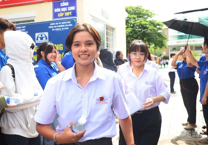 Thí sinh tại điểm thi Trường THCS - THPT Võ Văn Kiệt, phường Rạch Giá phấn khởi ra về sau buổi thi môn Ngữ văn. Ảnh: BÍCH TUYỀN