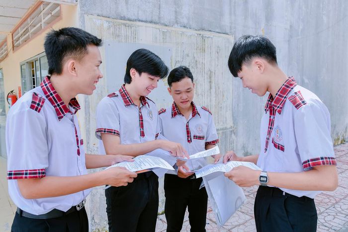 Thí sinh tại điểm thi Trường THPT Thoại Ngọc Hầu, xã Giang Thành trao đổi sau giờ thi môn Ngữ văn. Ảnh: THANH NHÃ