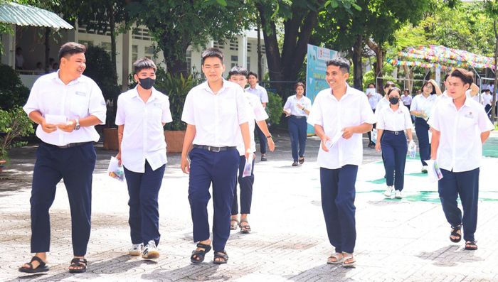 Thí sinh tại điểm thi Trường THCS - THPT Võ Văn Kiệt, phường Rạch Giá, phấn khởi sau buổi thi môn Ngữ văn. Ảnh: BÍCH TUYỀN