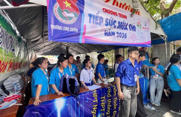 Đội thanh niên tình nguyện Trường THPT Long Xuyên, phường Long Xuyên tiếp sức mùa thi. Ảnh: NGUYỄN HƯNG