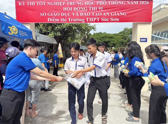 Những thí sinh đầu tiên rời khỏi khu vực thi sau giờ thi môn Ngữ văn tại điểm Trường THPT Sóc Sơn, xã Mỹ Thuận. Ảnh: MI NI