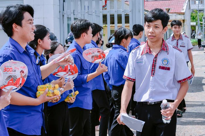 Thí sinh sinh tại điểm thi Trường THPT Thoại Ngọc Hầu (xã Giang Thành) tự tin khi hoàn thành bài thi môn Ngữ văn. Ảnh: THANH NHÃ