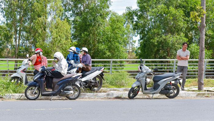 Các phụ huynh tại xã Giang Thành có mặt từ sớm để đón con em sau buổi thi môn Ngữ văn. Ảnh: THANH NHÃ