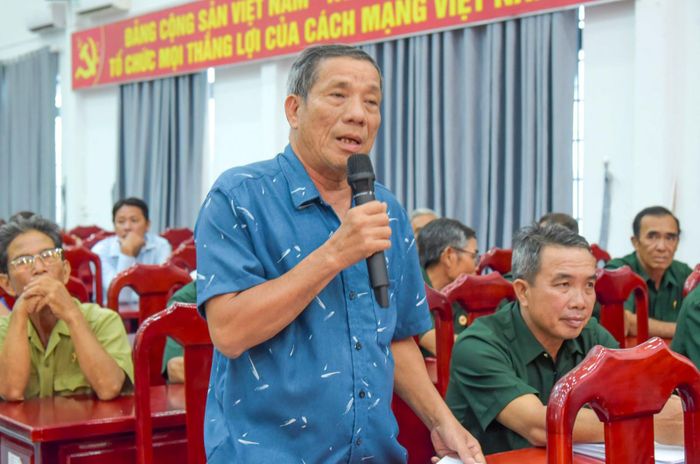 Người dân xã Vĩnh Phong phát biểu ý kiến tại hội nghị.