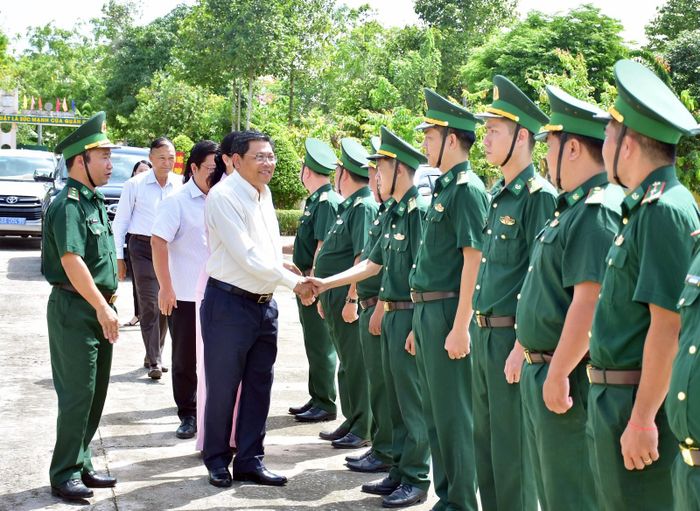 Phó Chủ tịch UBND tỉnh Ngô Công Thức đến thăm Đồn Biên phòng Phú Hội.