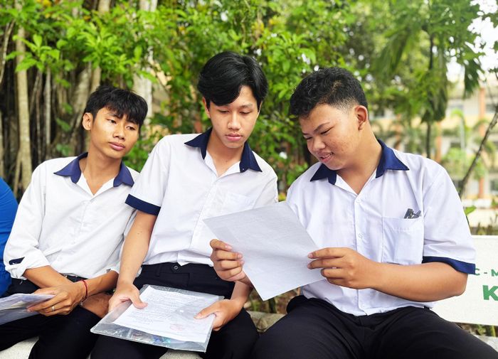 Thí sính tại điểm thi Trường THPT Hòn Đất, xã Hòn Đất, trao đổi trước khi thi môn Toán. Ảnh: MI NI