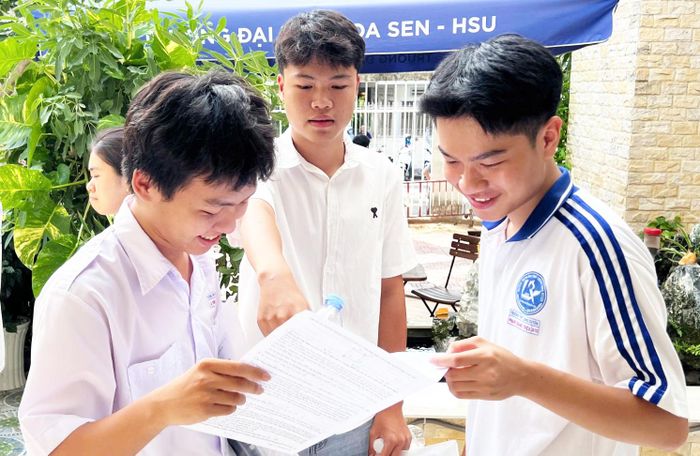 Thí sinh trao đổi kết quả sau khi thi môn toán. Ảnh: NGUYỄN HƯNG