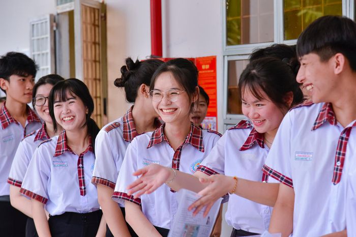 Các thí sinh tại điểm thi Trường THPT Thoại Ngọc Hầu, xã Giang Thành, phấn khởi, tự tin trước buổi thi môn Toán. Ảnh: THANH NHÃ
