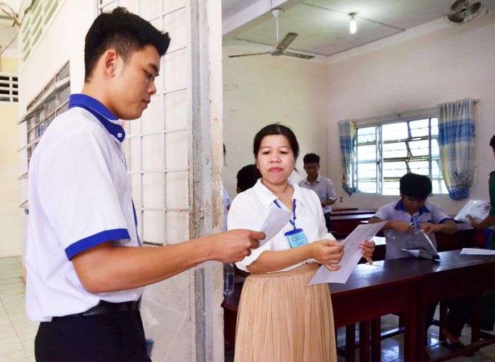 Thí sinh làm thủ tục vào phòng thi môn Toán tại điểm thi Trường THPT Hòn Đất, xã Hòn Đất. Ảnh: MI NI
