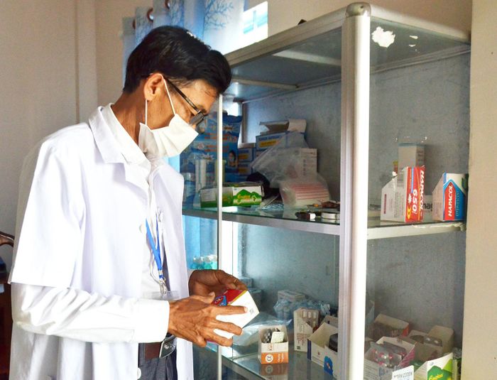 Bác sĩ Nguyễn Hoàng Tuyên, nhân viên Trạm Y tế xã Hòn Đất, trực tại điểm thi Trường THPT Hòn Đất kiểm tra cơ số thuốc phục vụ kỳ thi. Ảnh: MI NI