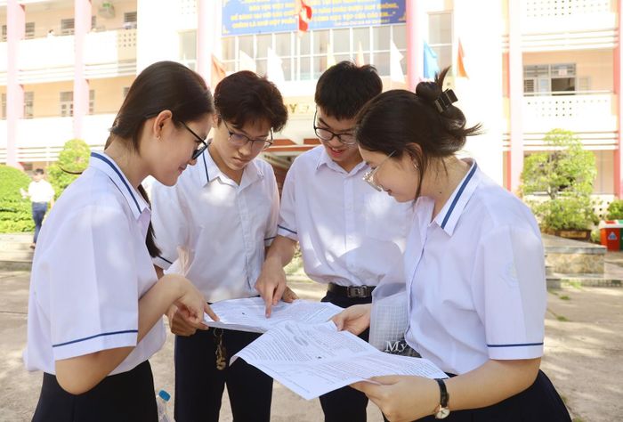 Thí sinh tại điểm thi Trường THPT chuyên Huỳnh Mẫn Đạt, phường Rạch Giá, trao đổi sau giờ thi môn Toán. Ảnh: BÍCH TUYỀN